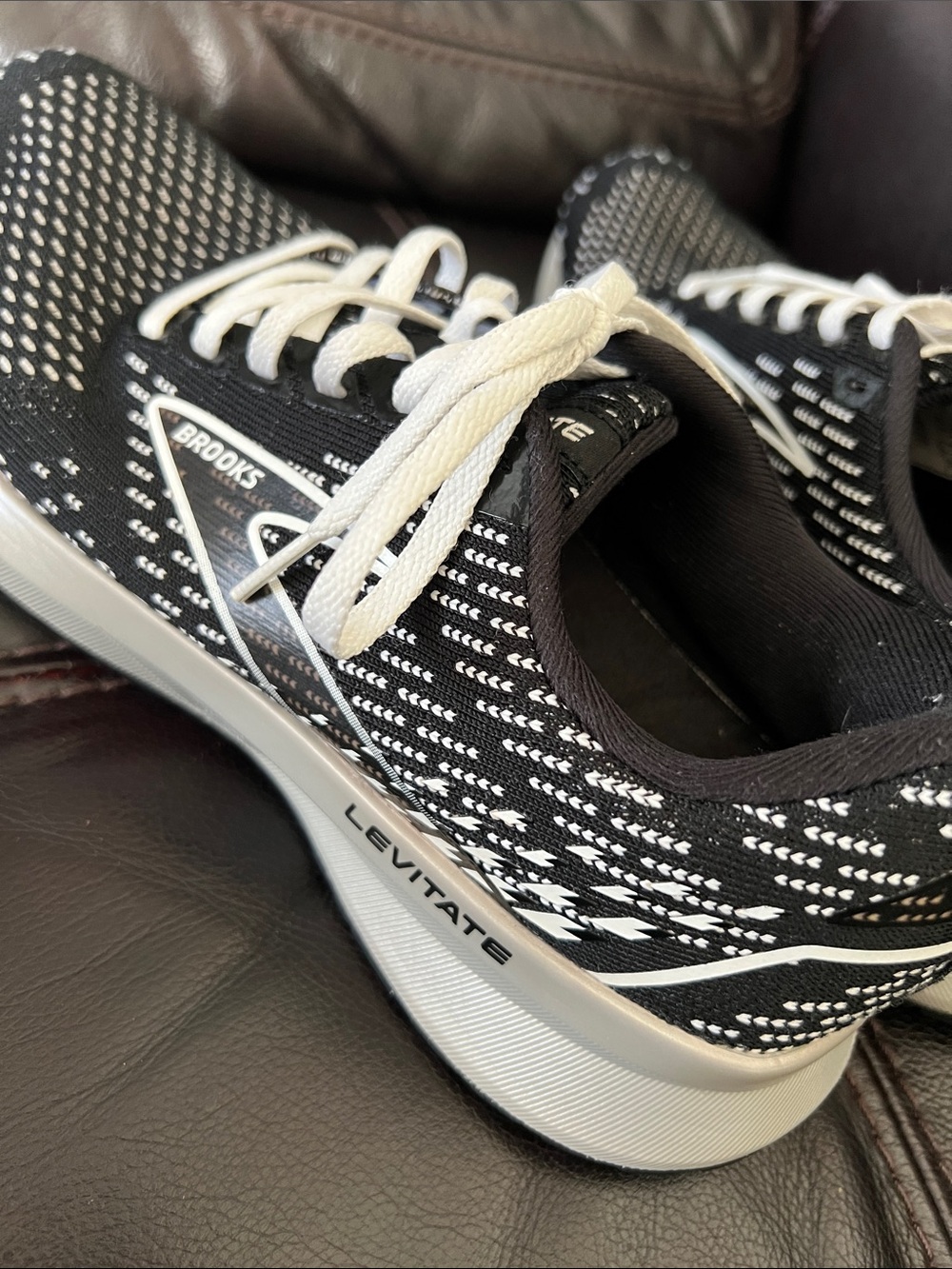 Brooks Black and White Athletic Running Shoes size 9 - Picture 5 of 9